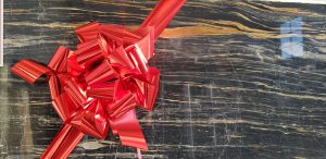 Merry Christmas - Fiocco Rosso su marmo portoro